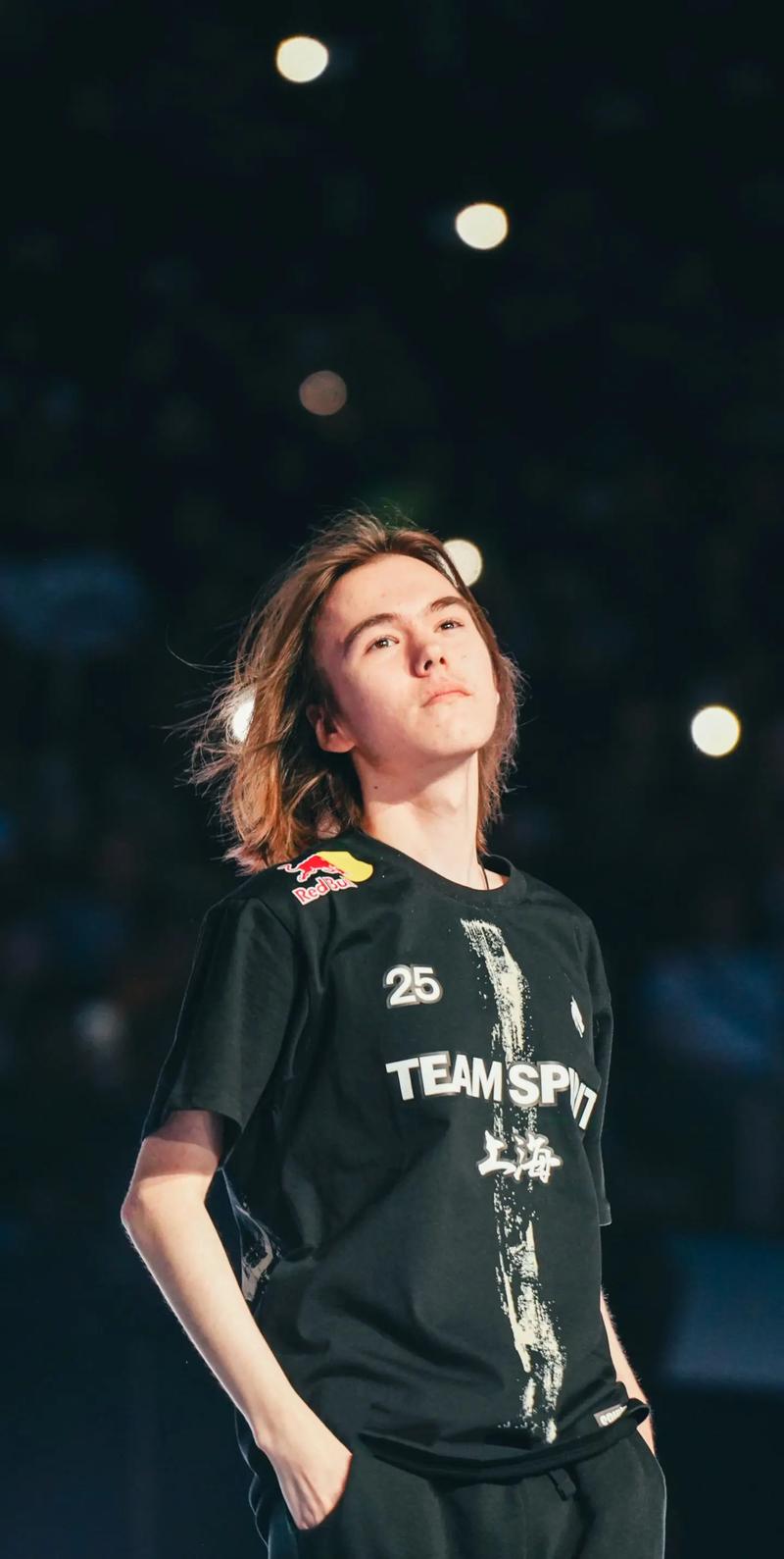 瑞奇·韩德森单季达成 130 次盗垒成功，刷新了大联盟单季盗垒的历史纪录